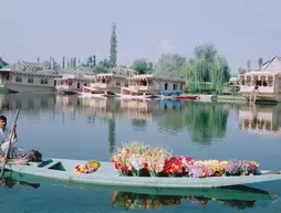 Wangnoo Houseboats