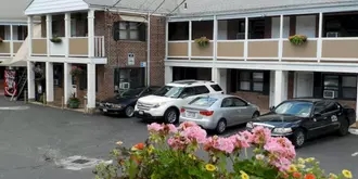 Central Motel Courtyard