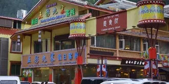 Colorful Jiuzhaigou Holiday Inn