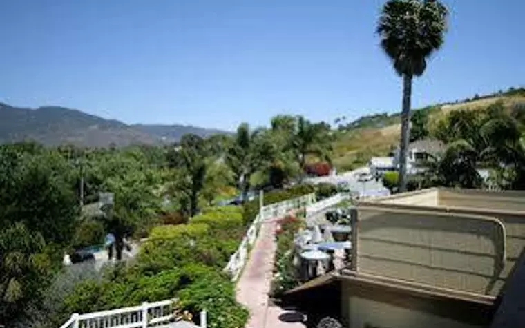 Malibu Country Inn