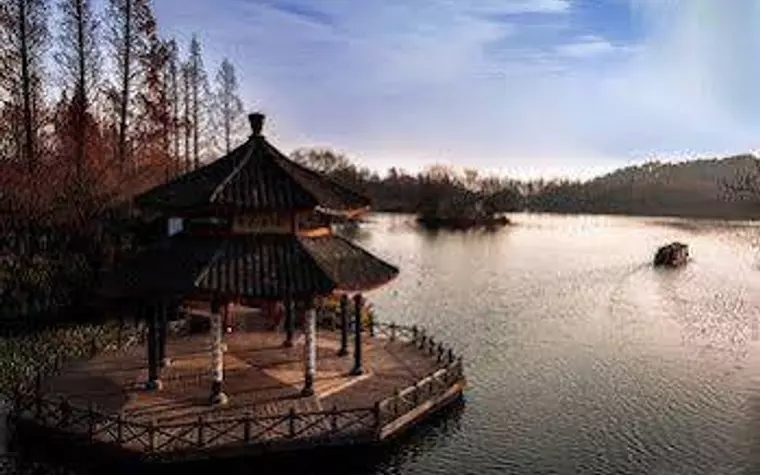 Yurong West Lake Cottage Resort