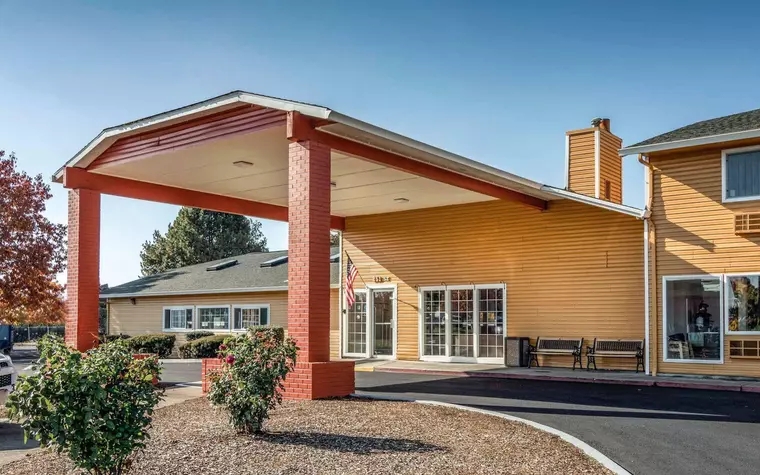 Econo Lodge Inn and Suites