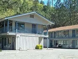 Bridge Bay Lodge at Shasta Lake