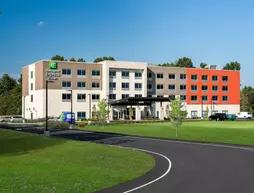Holiday Inn Express and Suites Queensbury Lake George Area