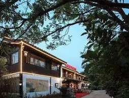 Yurong West Lake Cottage Resort