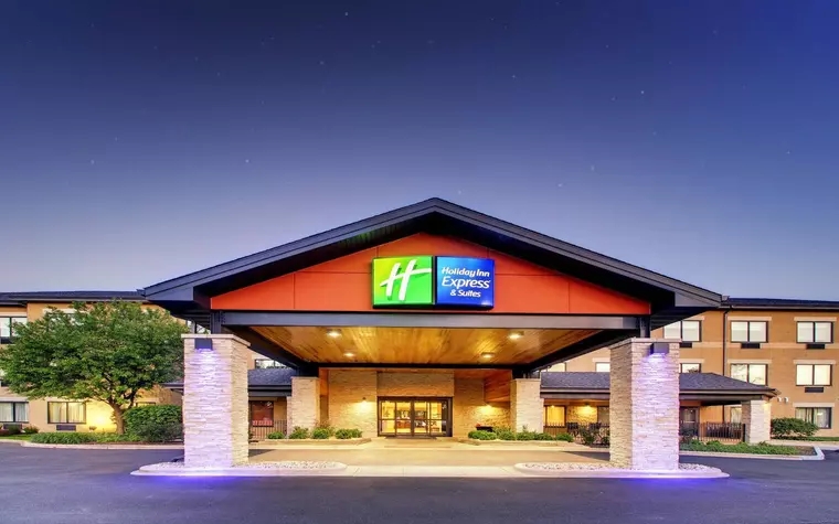 Holiday Inn Express and Suites Aurora Naperville