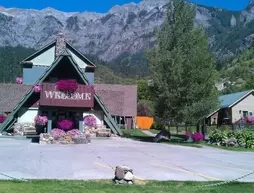 Twin Peaks Lodge & Hot Springs