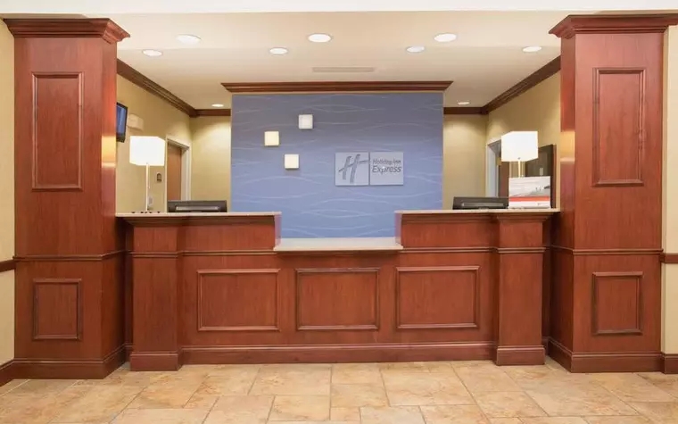 HOLIDAY INN EXPRESS & SUITES M