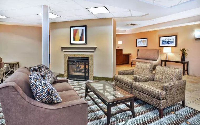 Holiday Inn Express & Suites Bradley Airport