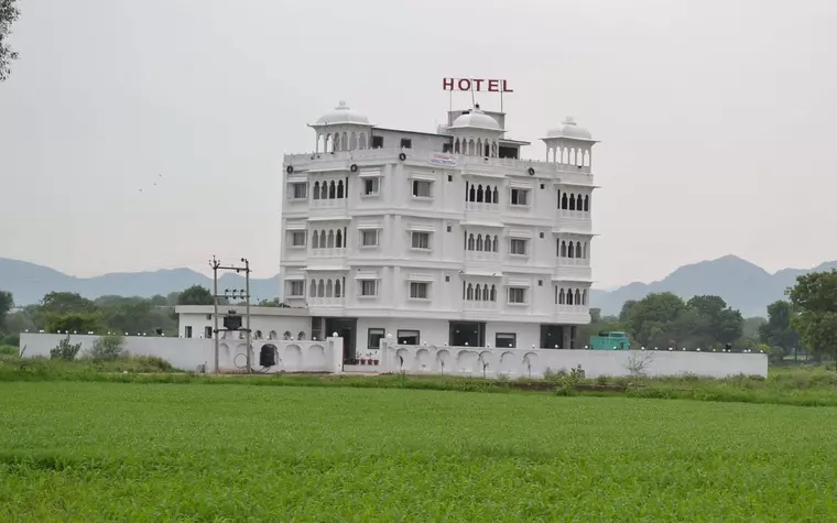 Hotel J M D Palace