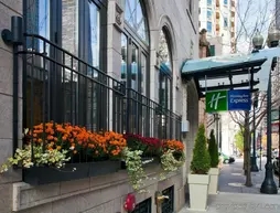 Hotel Cass - A Holiday Inn Express at Magnificent Mile