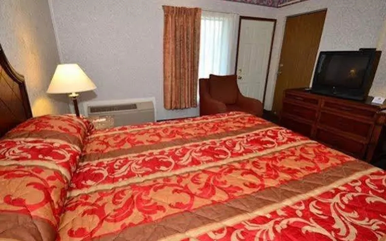 Econo Lodge Inn & Suites Westfield