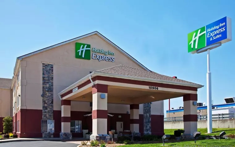 HOLIDAY INN EXPRESS & SUITES H