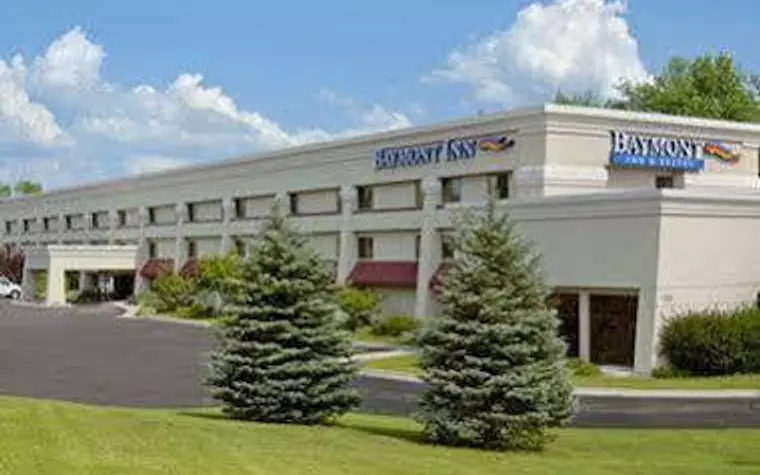 BAYMONT INN & SUITES TRAVERSE