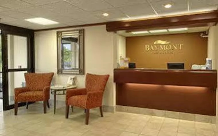 BAYMONT INN & SUITES TRAVERSE