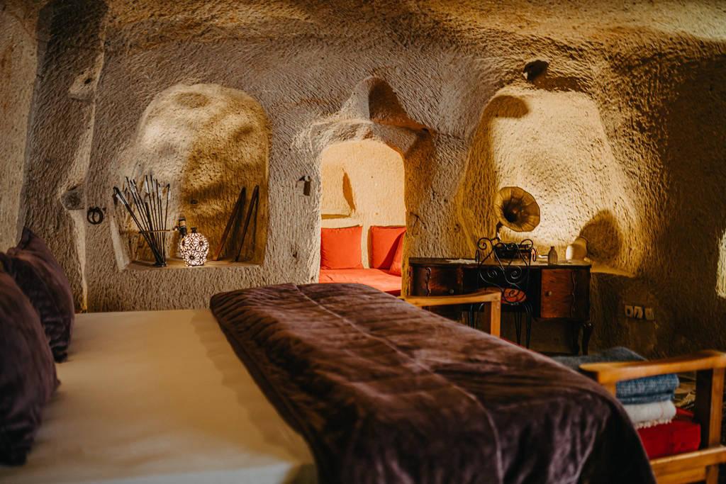 King Süit -Kayahan (Cave Room )