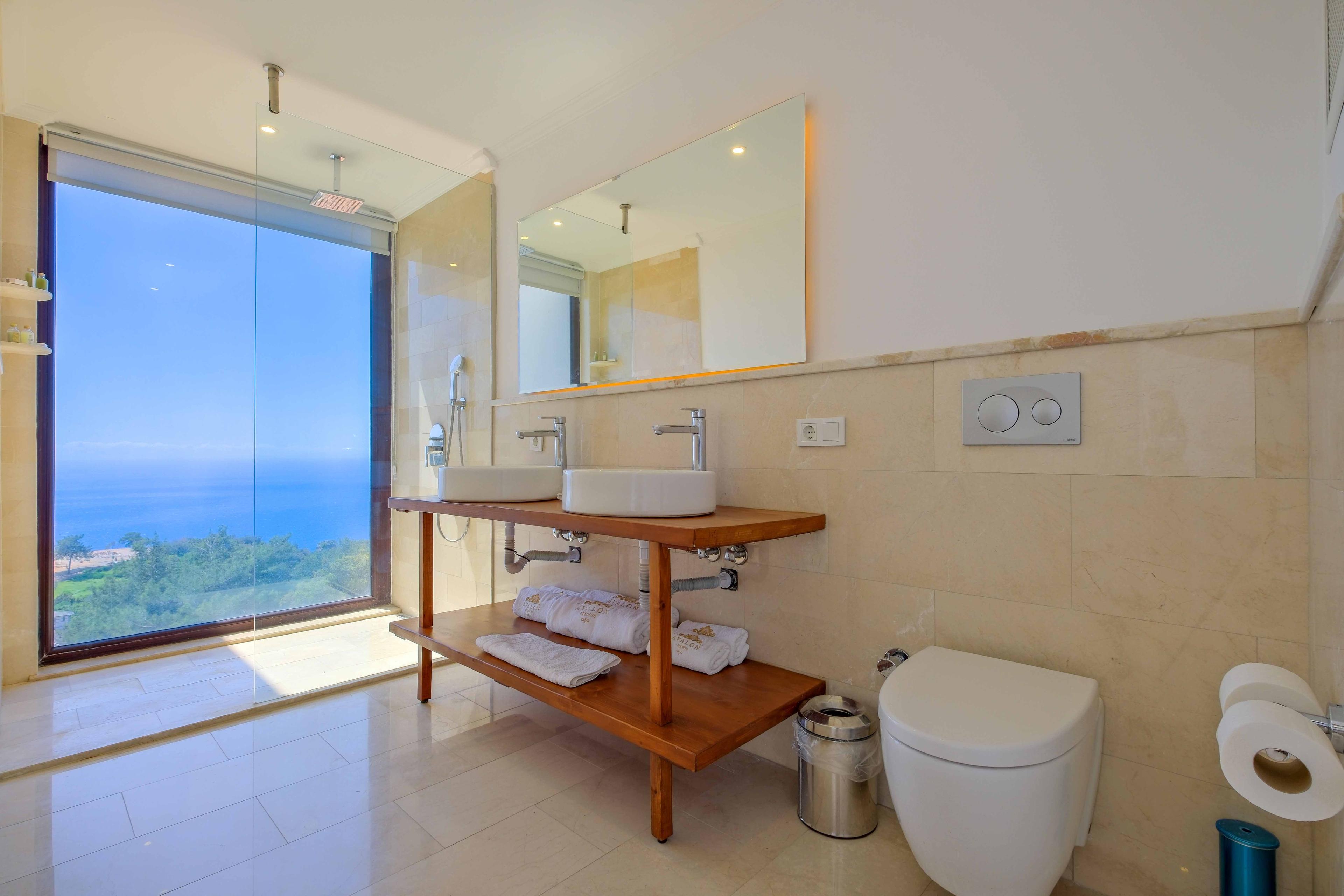 Superior King with Bathtub and Sea view