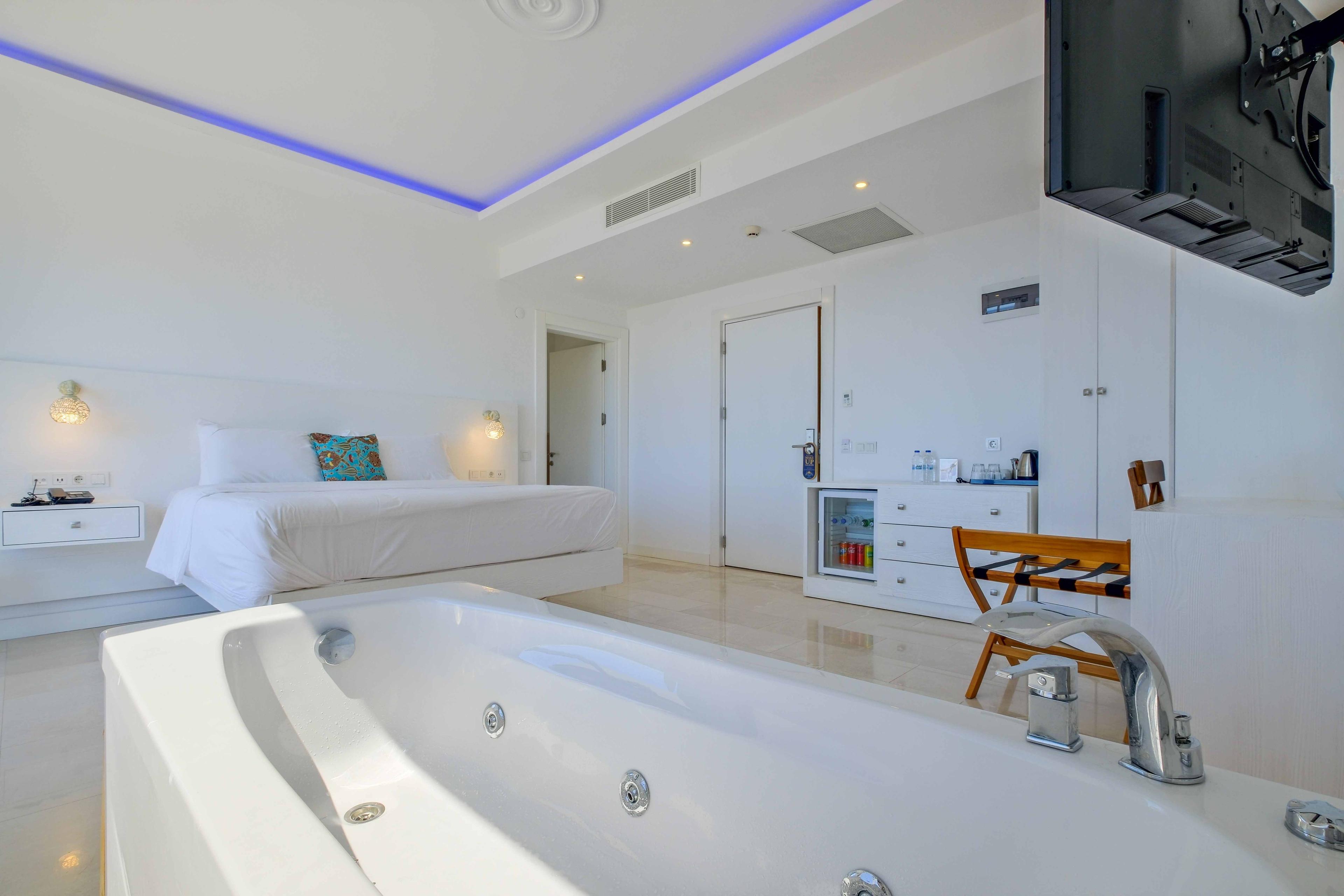 Superior King with Bathtub and Sea view
